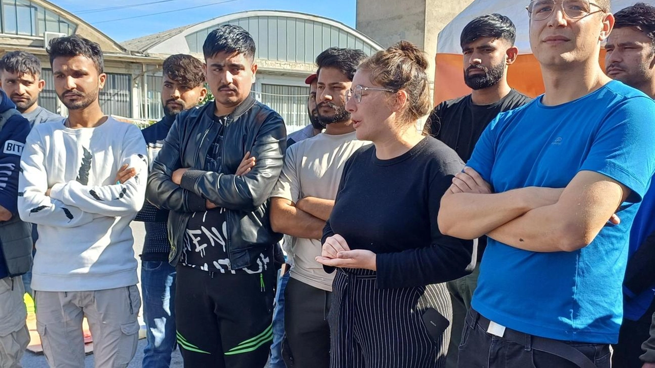 Il picchetto dei Sudd Cobas all’esterno della «Lin Weidong» a Seano Foto Attalmi Il picchetto dei Sudd Cobas all’esterno della «Lin Weidong» a Seano Foto Attalmi