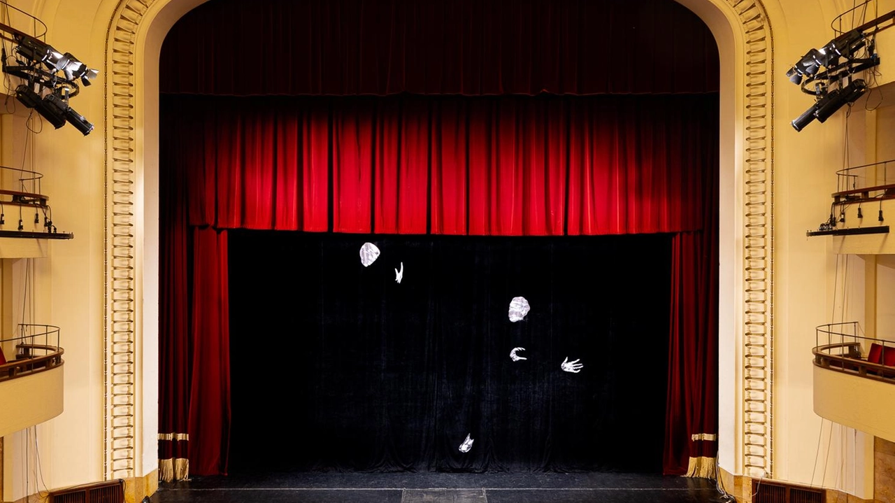 Piccolo è piccolo il teatro San Filippo Neri, ma comunque adatto a tenere una rassegna teatrale. Così La Pro... Piccolo è piccolo il teatro San Filippo Neri, ma comunque adatto a tenere una rassegna teatrale. Così La Pro...