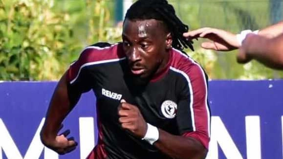 Muhamed Varela, 27 anni, attaccante dell’Arezzo in azione nel test di ieri Muhamed Varela, 27 anni, attaccante dell’Arezzo in azione nel test di ieri
