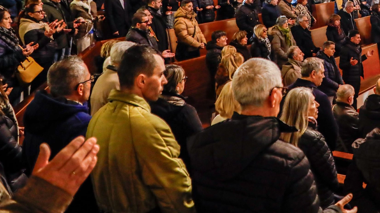 Ieri i funerali del dj scandiccese. Presente anche Marco Masini. La famiglia: "Vogliamo creare. una fondazione a suo nome". Ieri i funerali del dj scandiccese. Presente anche Marco Masini. La famiglia: "Vogliamo creare. una fondazione a suo nome".