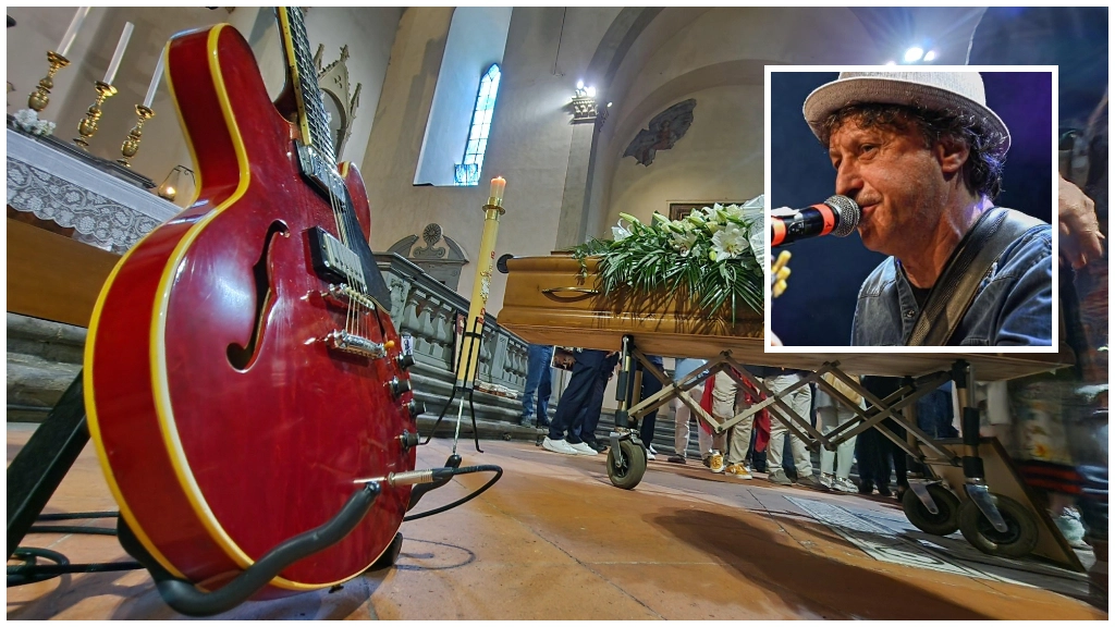 La chitarra di Nick Becattini durante il funerale. Nel riquadro il musicista La chitarra di Nick Becattini durante il funerale. Nel riquadro il musicista