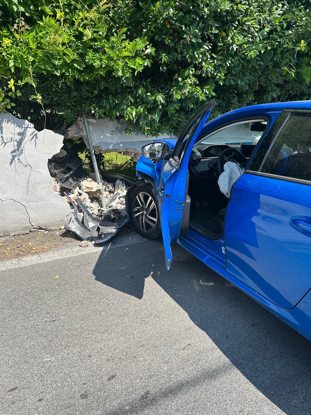 auto contro contatore del gas a rigoli intervento dei vigili del fuoco
