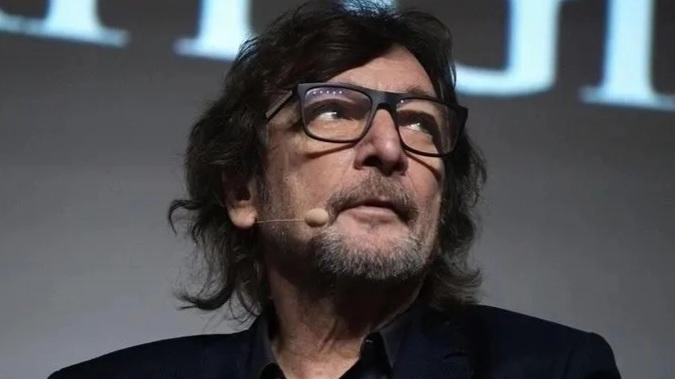 Per la prima volta Claudio Cecchetto ha autorizzato una nuova versione della canzone conosciuta da tutti "È un inno alla festa, l’inno italiano delle grandi manifestazione sportive e politiche. E poi è così facile" . Per la prima volta Claudio Cecchetto ha autorizzato una nuova versione della canzone conosciuta da tutti "È un inno alla festa, l’inno italiano delle grandi manifestazione sportive e politiche. E poi è così facile" .
