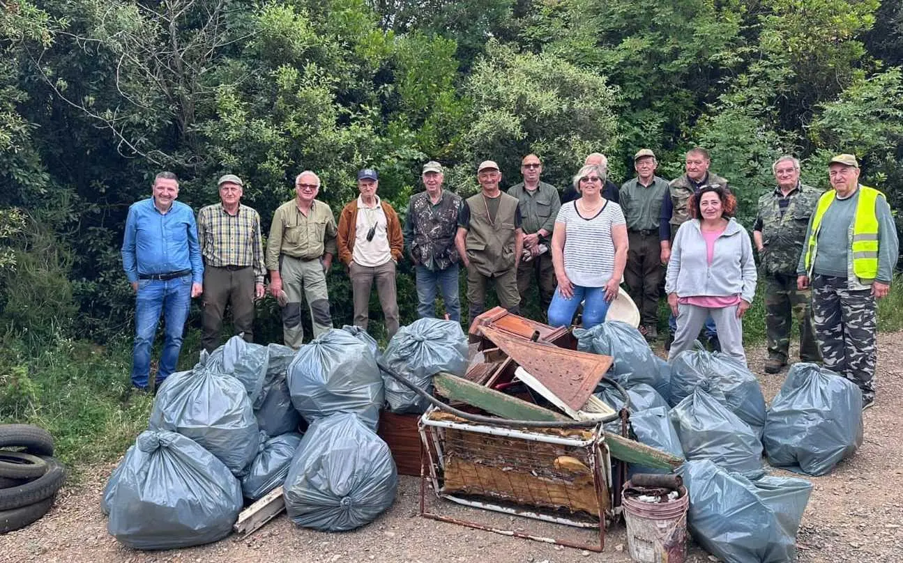 Per "Puliamo il bosco" l’Umavi ha raccolto venti sacchi di rifiuti