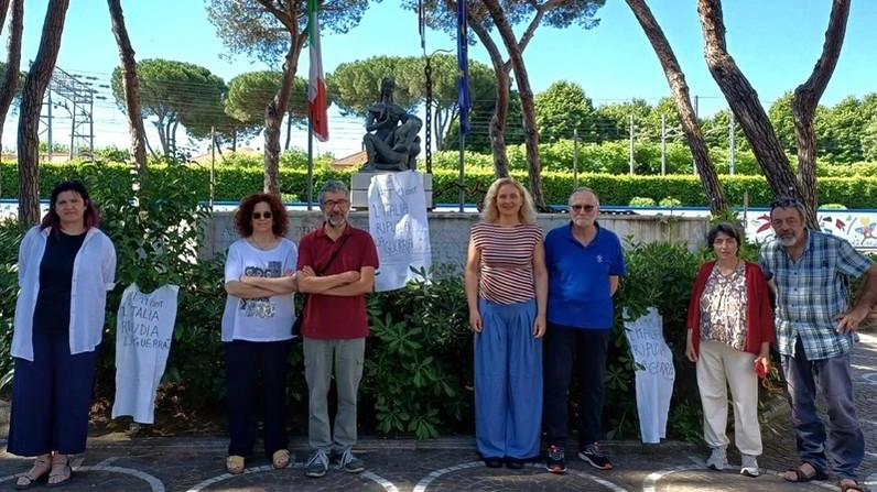 "L’Italia ripudia la guerra...” (articolo 11 della Costituzione)". E’ questo il monito che si leva anche dal monumento ai caduti...