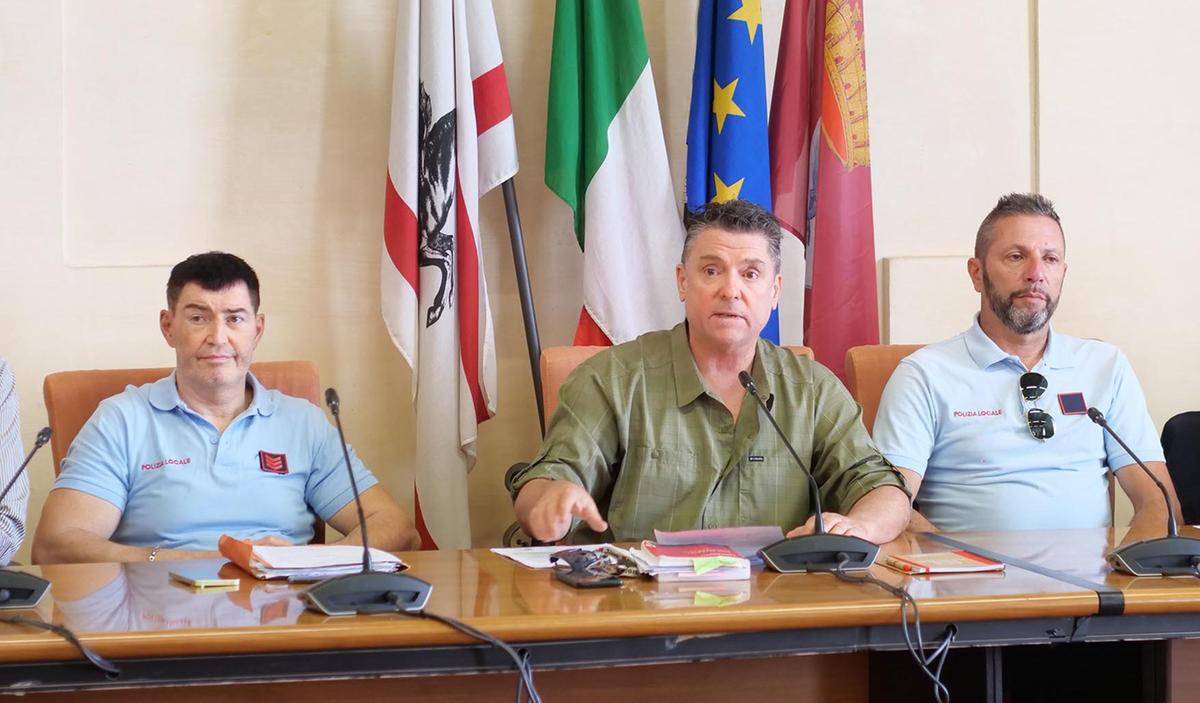 Vertenza in Comune, le ore decisive. Due ore di confronto e Rsu al bivio: "Proposta da valutare, ci pensiamo" Vertenza in Comune, le ore decisive. Due ore di confronto e Rsu al bivio: "Proposta da valutare, ci pensiamo"