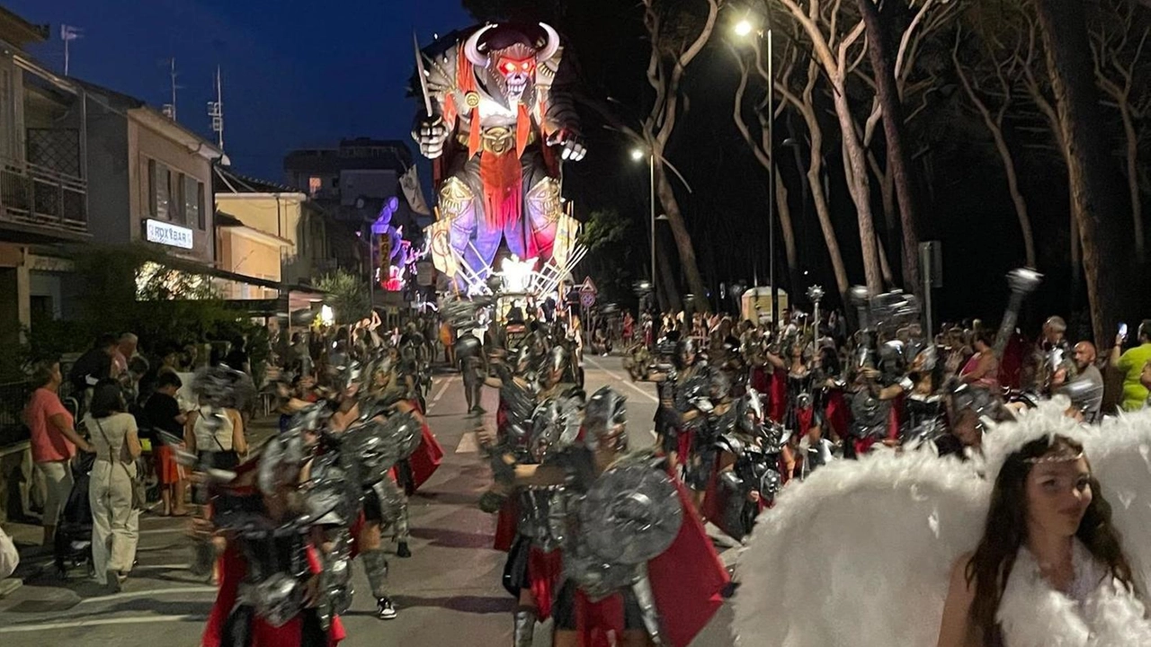 Il "Carnevale estivo follonichese" illumina la notte del Golfo