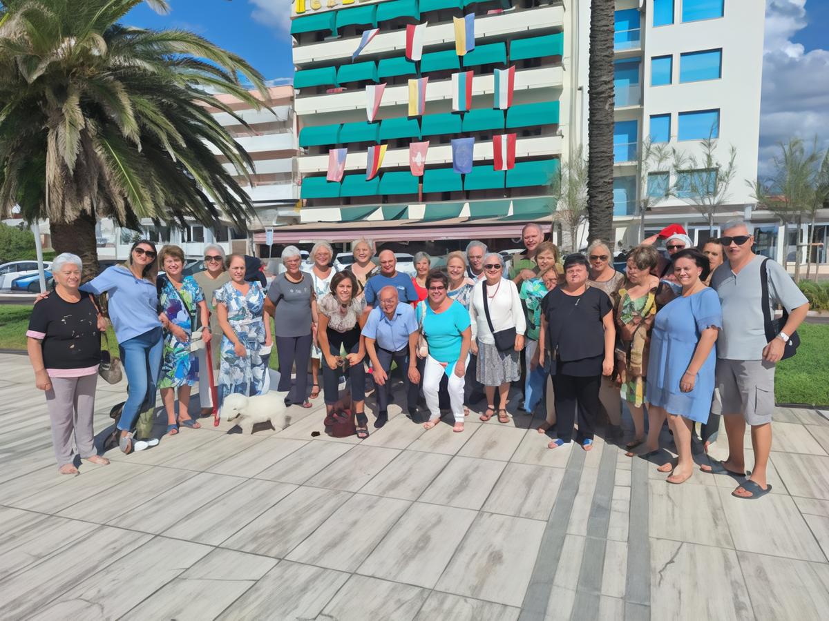 Aggregazione e inclusione. Sindaca e assessora visitano gli anziani al mare