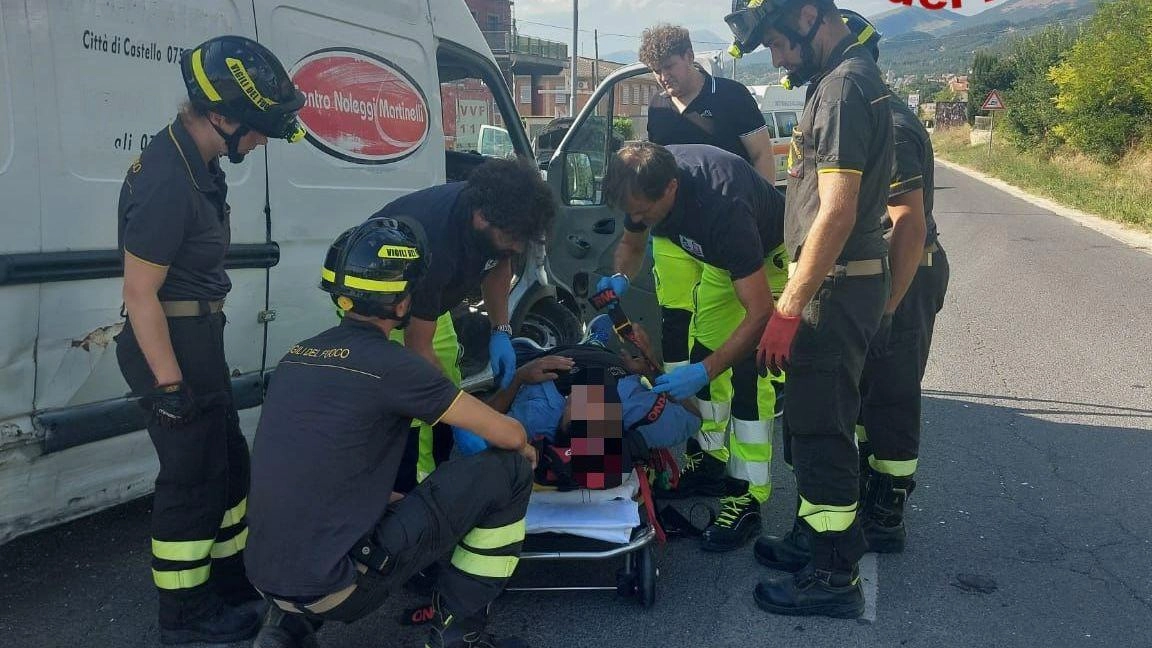 Incidente stradale a Gualdo Tadino: scontro frontale tra furgone e auto, due feriti liberati dai vigili del fuoco e trasferiti in ospedale. Indagini in corso. Incidente stradale a Gualdo Tadino: scontro frontale tra furgone e auto, due feriti liberati dai vigili del fuoco e trasferiti in ospedale. Indagini in corso.