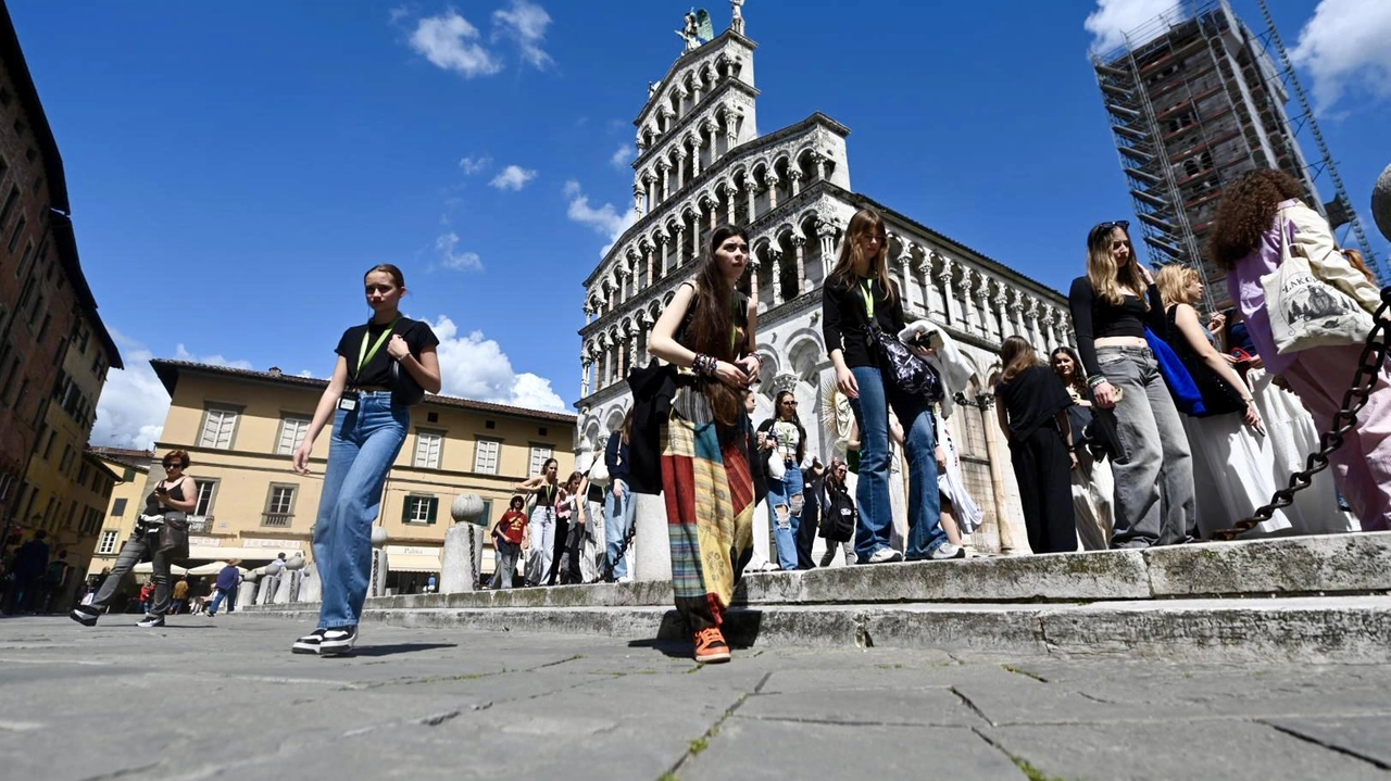 Turisti in piazza San Michele (. foto Alcide Turisti in piazza San Michele (. foto Alcide