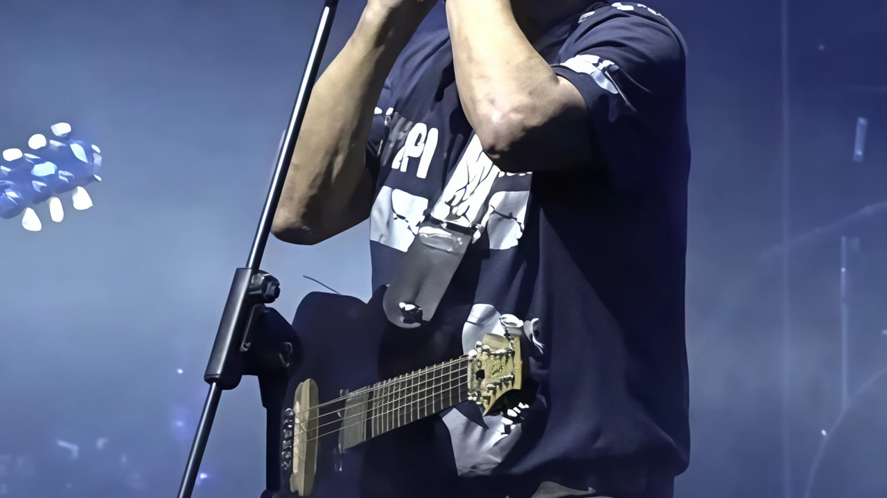 Edoardo Bennato venerdì sera sul palco di piazza Torre di Berta; alla fine il cantautore ha ringraziato. il caloroso pubblico. (1100 spettatori in totale sicurezza) per una serata da ricordare nel centro storico Edoardo Bennato venerdì sera sul palco di piazza Torre di Berta; alla fine il cantautore ha ringraziato. il caloroso pubblico. (1100 spettatori in totale sicurezza) per una serata da ricordare nel centro storico