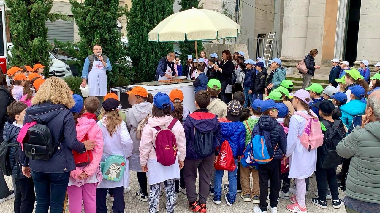 In occasione della Giornata internazionale dell’alimentazione, le classi della primaria Saffi hanno imparato i segreti del croccante dal banco del Bozzi, tramandati da generazioni. Con passione e esperienza, la famiglia Brogi ha coinvolto i bambini nella preparazione di questo dolce tradizionale. In occasione della Giornata internazionale dell’alimentazione, le classi della primaria Saffi hanno imparato i segreti del croccante dal banco del Bozzi, tramandati da generazioni. Con passione e esperienza, la famiglia Brogi ha coinvolto i bambini nella preparazione di questo dolce tradizionale.