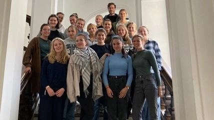 Il coro tedesco Heinrich-Suso-Gymnasium-Mädchenchor che, insieme all’orchestra, si esibirà domani sera in piazza della Signoria Il coro tedesco Heinrich-Suso-Gymnasium-Mädchenchor che, insieme all’orchestra, si esibirà domani sera in piazza della Signoria