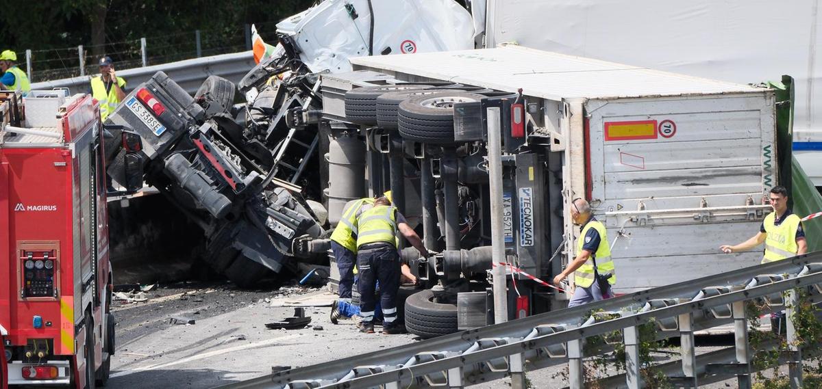 https://www.lanazione.it/image-service/view/acePublic/alias/contentid/OTEzZjMxNGItYjM4Yy00/0/strage-in-a1-il-grido-dei-soccorritori-corriamo-su-strade-dissestate-escalation-di-incidenti-allarme-118.jpeg?f=1.90:1&w=1200