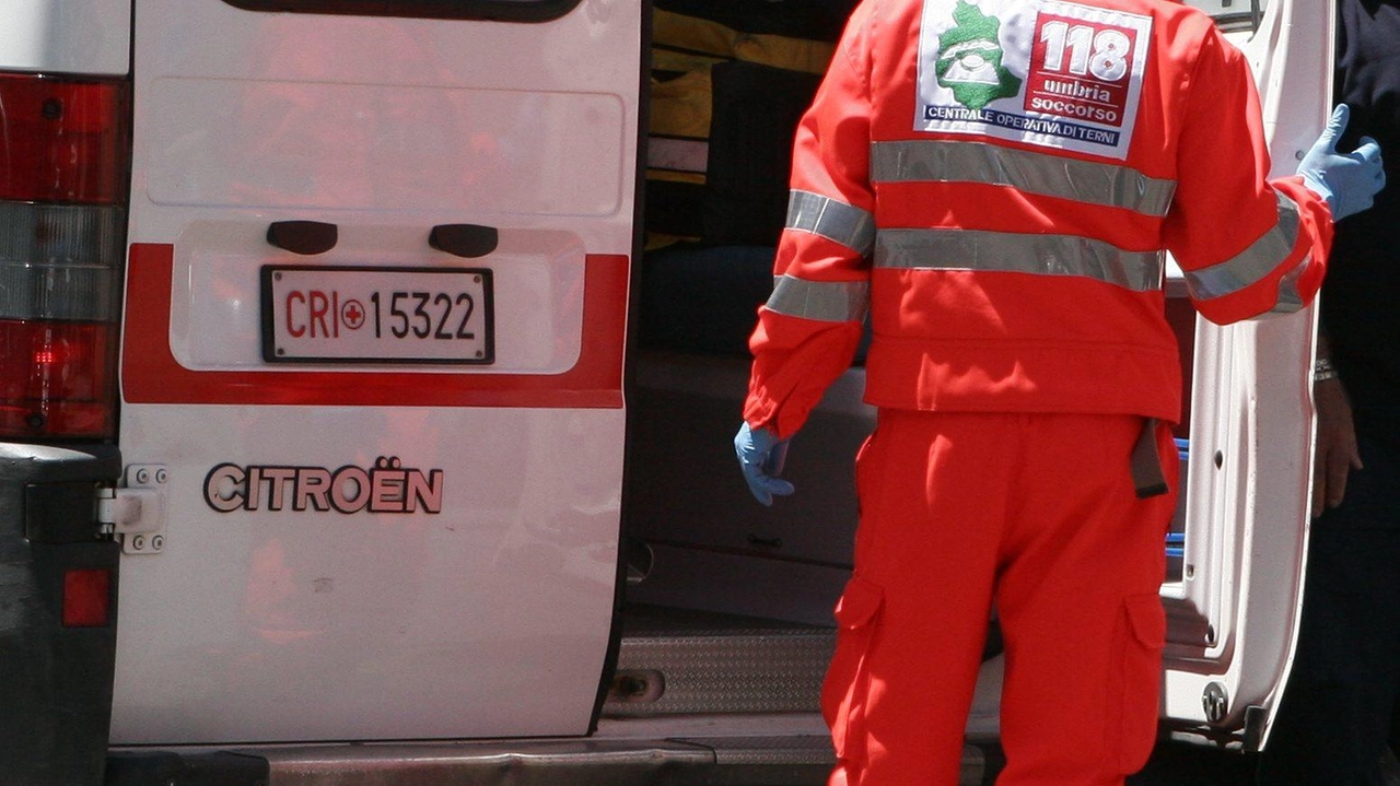 "Non esci". E lei si cala dalla finestra. Ragazzina di 12 anni in ospedale