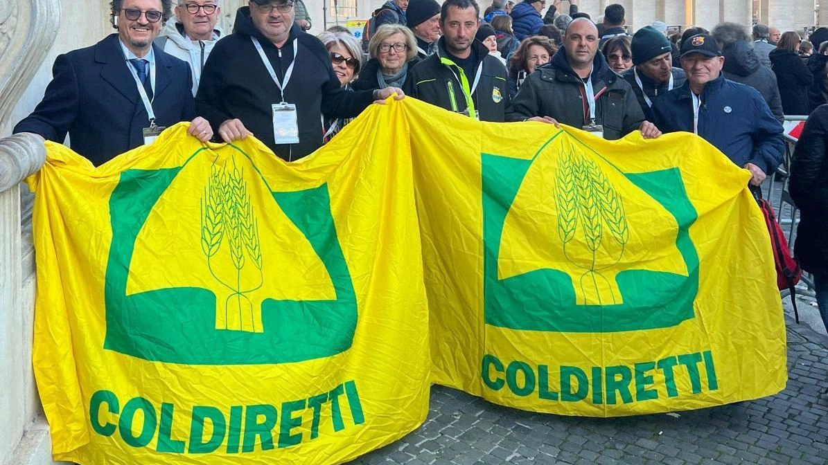 La delegazione Coldiretti in Piazza San Pietro per l’occasione del 23 novembre La delegazione Coldiretti in Piazza San Pietro per l’occasione del 23 novembre
