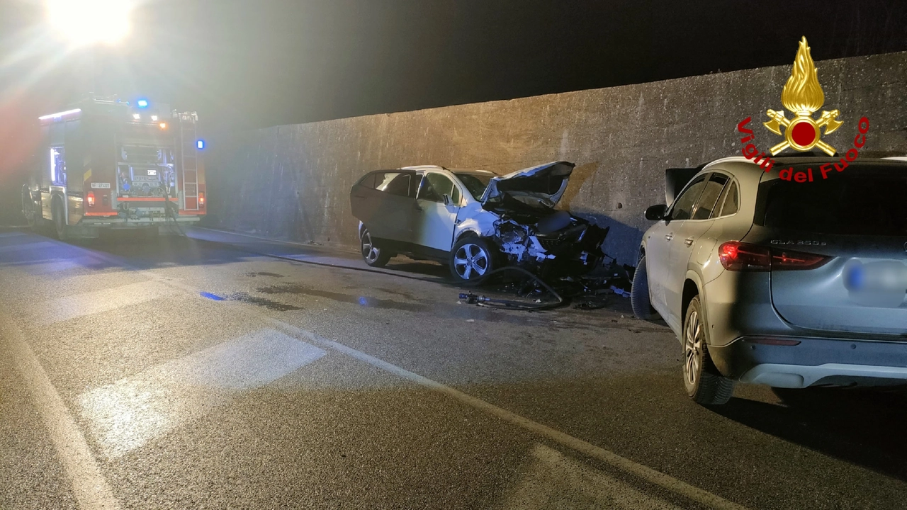 La scena dell'incidente frontale accaduto a Santo Pietro in Belvedere La scena dell'incidente frontale accaduto a Santo Pietro in Belvedere