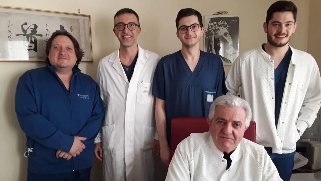 Il professor Mearini e parte del suo staff Il professor Mearini e parte del suo staff