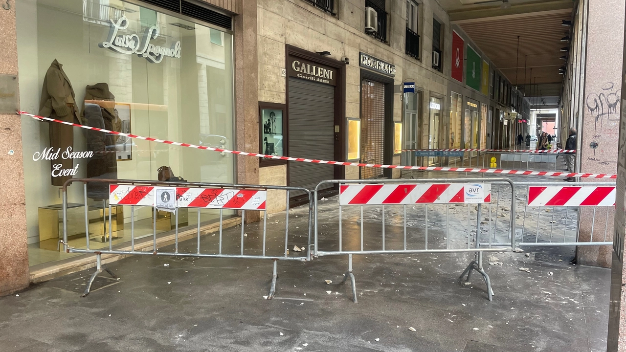 Crolla il soffitto dei portici in via Grande (Foto Lanari) Crolla il soffitto dei portici in via Grande (Foto Lanari)