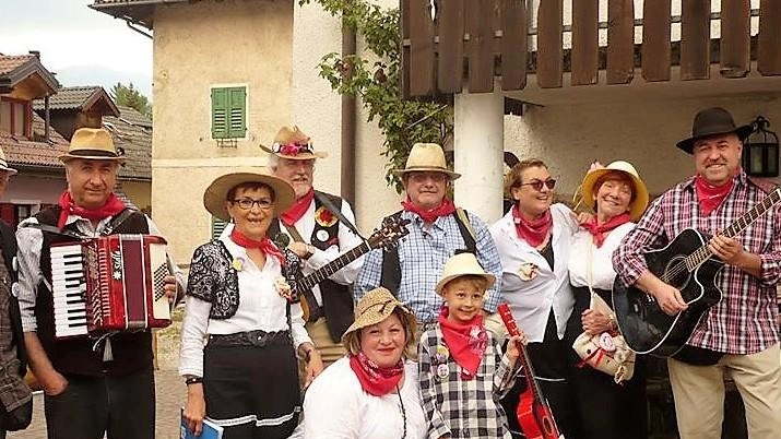 Foto di gruppo per i maggiaioli di Viaccia, protagonisti della festa di mercoledì