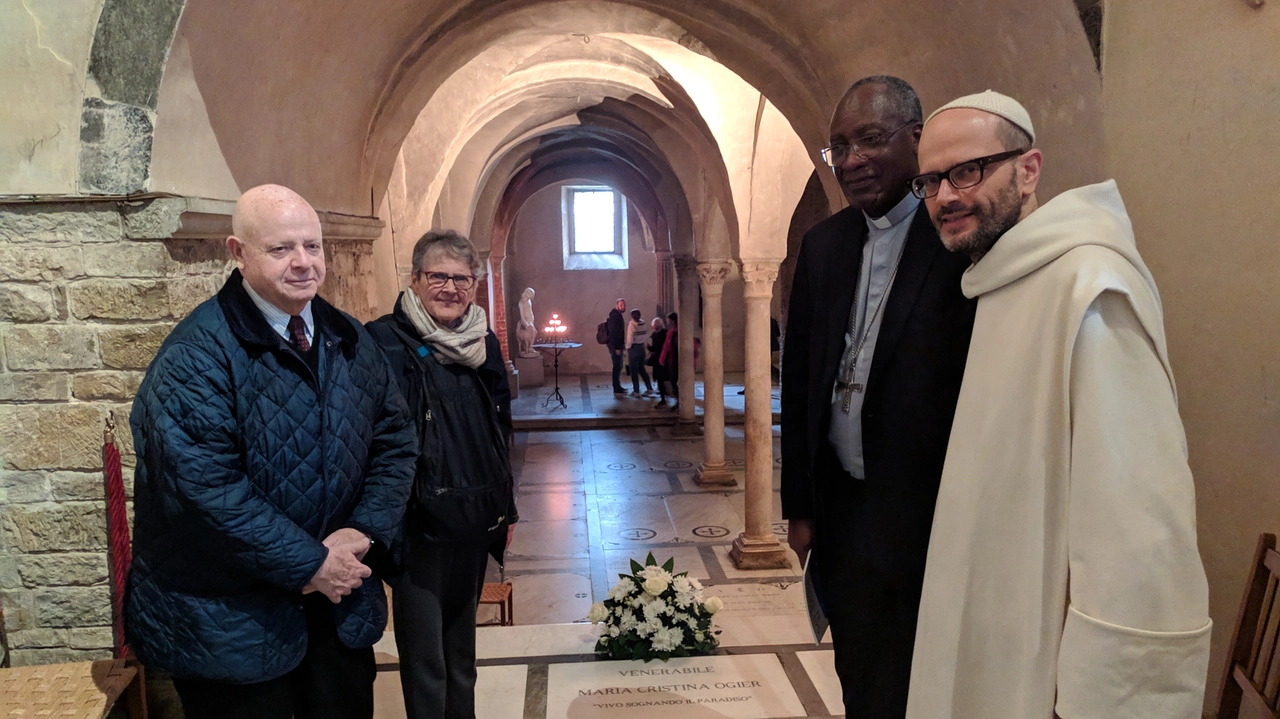 Da sinistra, Enzo Benucci, Daniela Mariotti, monsignor Tshitoko e padre Bernardo Gianni davanti alla tomba della Venerabile in San Miniato al Monte Da sinistra, Enzo Benucci, Daniela Mariotti, monsignor Tshitoko e padre Bernardo Gianni davanti alla tomba della Venerabile in San Miniato al Monte