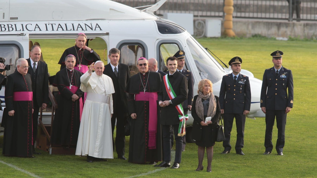 Tanti fedeli, anziani, giovani e anche alcuni turisti, hanno partecipato al rosario e alla funzione. Nerbini: "Impegniamoci a costruire una società accogliente, nel solco del Papa".