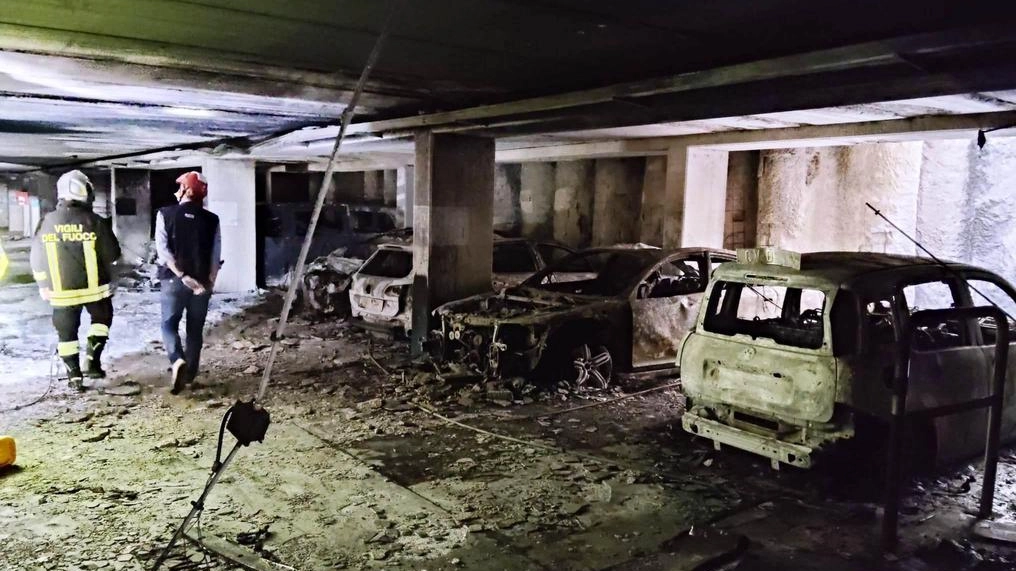 I sopralluoghi di ieri mattina con le auto distrutte dalle fiamme all’interno del garage interrato di Assisi I sopralluoghi di ieri mattina con le auto distrutte dalle fiamme all’interno del garage interrato di Assisi