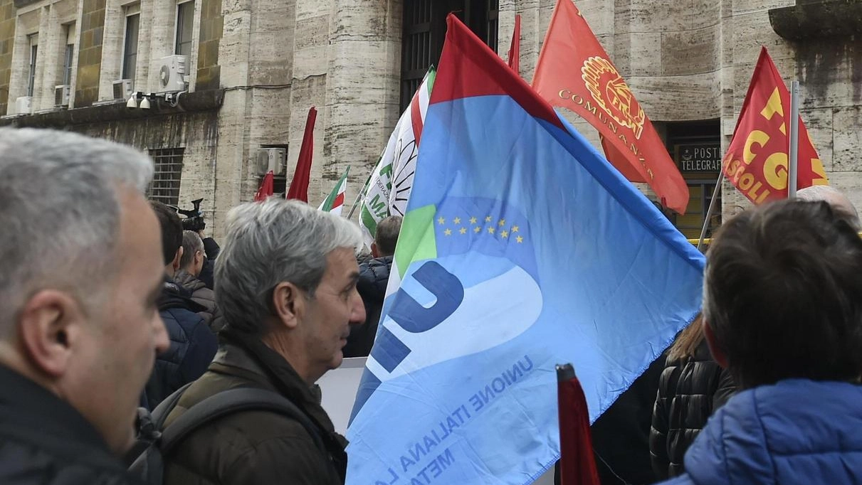 Il primo step sarà riunire un tavolo tra Comune, Provincia e Regione. Poi si procederà a contattare il fondo proprietario dell’immobile. Le parti sociali: "Usare il tempo guadagnato per reindustrializzare". Il primo step sarà riunire un tavolo tra Comune, Provincia e Regione. Poi si procederà a contattare il fondo proprietario dell’immobile. Le parti sociali: "Usare il tempo guadagnato per reindustrializzare".