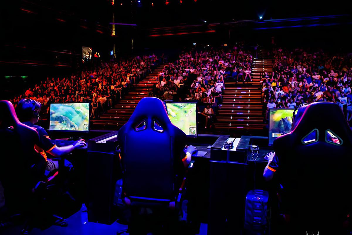https://www.lanazione.it/image-service/view/acePublic/alias/contentid/OTFjOGJlZDAtNGQ4My00/0/i-campioni-degli-esports-al-teatro-verdi-le-finali-di-league-of-legends.jpeg?f=1.90:1&w=1200