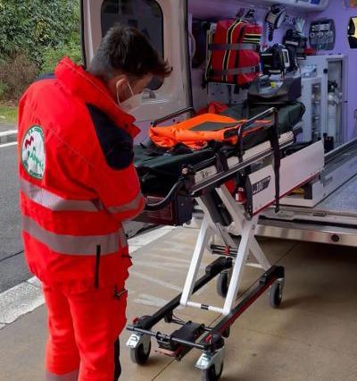 Cade dalla scalinata 72enne ricoverata in codice rosso