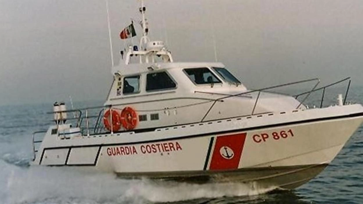 Una motovedetta della guardia costiera che ieri ha ricevuto nel tratto del litorale toscano circ a 600 chiamate di richiesta di aiuto (. foto Ansa Una motovedetta della guardia costiera che ieri ha ricevuto nel tratto del litorale toscano circ a 600 chiamate di richiesta di aiuto (. foto Ansa