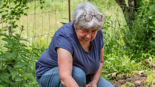 Franca Bernardi è la portavoce della Comunità della Garfagnana e qui la vediamo all’opera con i frutti della terra Franca Bernardi è la portavoce della Comunità della Garfagnana e qui la vediamo all’opera con i frutti della terra