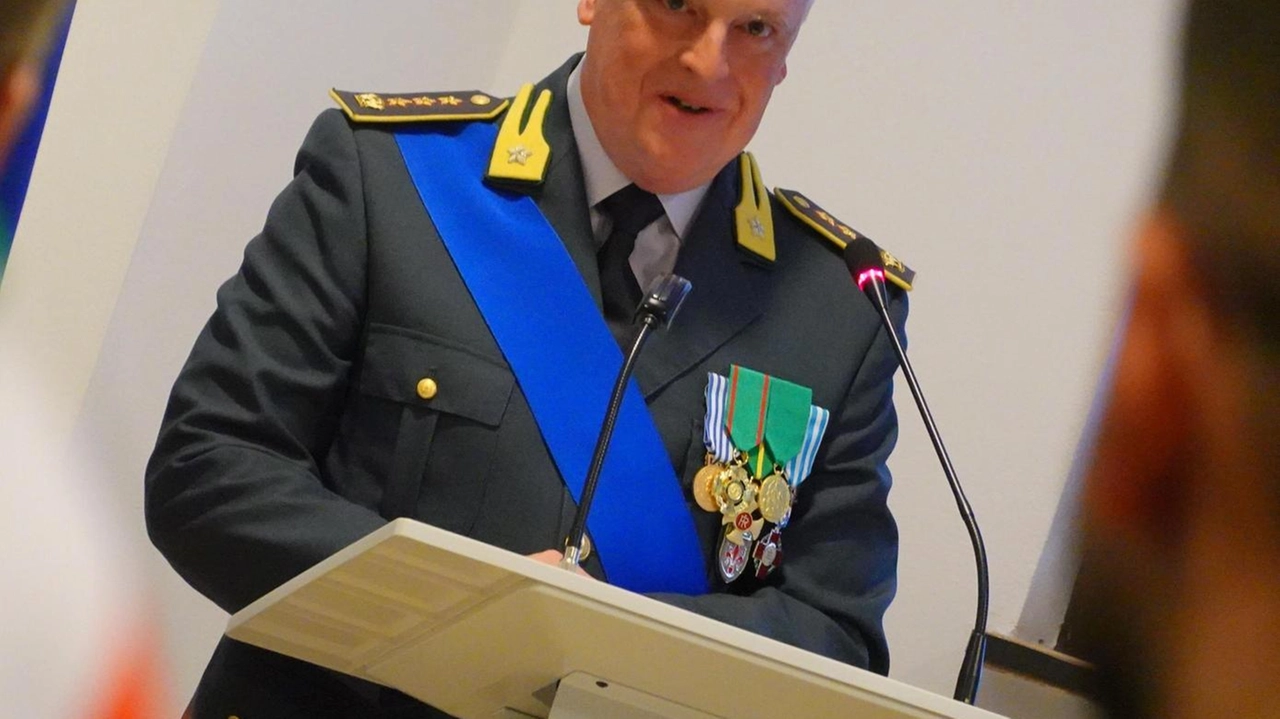 Il colonnello Stefano Lampone tra pochi giorni saluterà Pistoia per Biella: l’occasione di un bilancio "Sono state condotte operazioni significative contro il riciclaggio, i reati tributari e fallimentari". Il colonnello Stefano Lampone tra pochi giorni saluterà Pistoia per Biella: l’occasione di un bilancio "Sono state condotte operazioni significative contro il riciclaggio, i reati tributari e fallimentari".