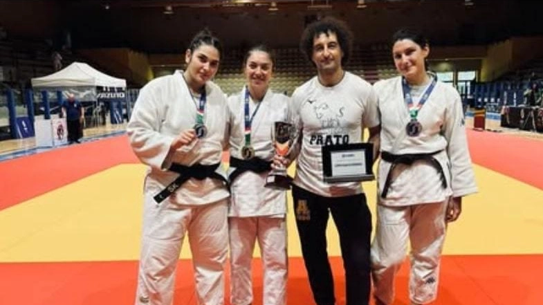 Fabio Barni, tecnico dell’Accademia Prato judo, insieme a tre atlete Fabio Barni, tecnico dell’Accademia Prato judo, insieme a tre atlete