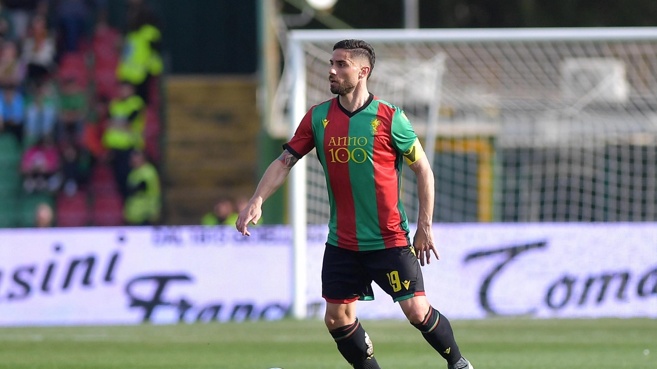 Il difensore e “capitano“. Marco Capuano Il difensore e “capitano“. Marco Capuano