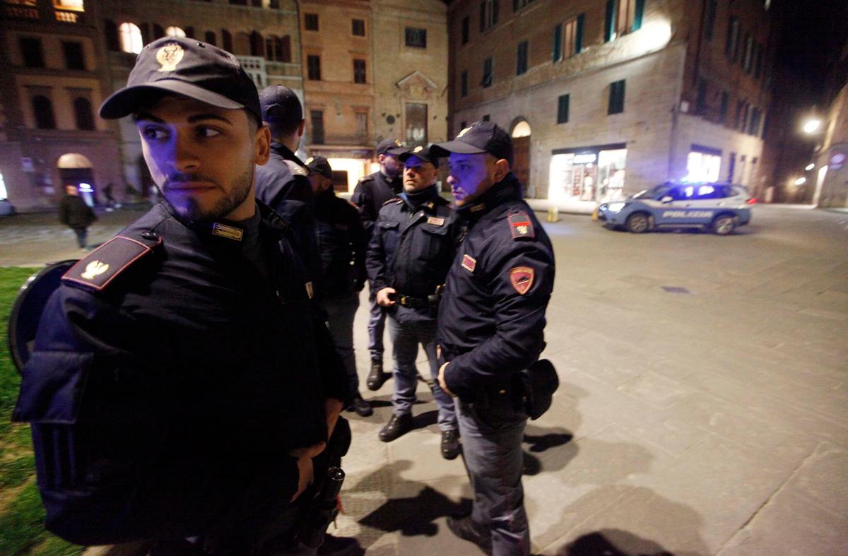 hanno tentato di forzare la porta del mio negozio