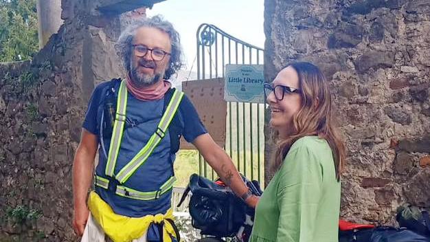 Dalla Francia fino a Lucignana, Alexandre arriva in bicicletta alla libreria di Alba Donati Dalla Francia fino a Lucignana, Alexandre arriva in bicicletta alla libreria di Alba Donati