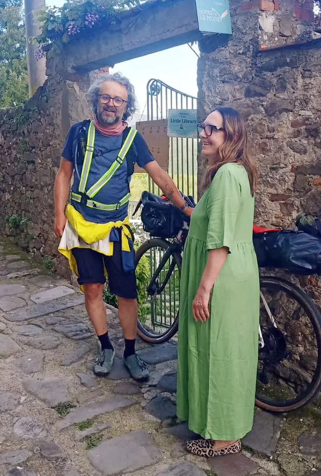 Dalla Francia fino a Lucignana, Alexandre arriva in bicicletta alla libreria di Alba Donati
