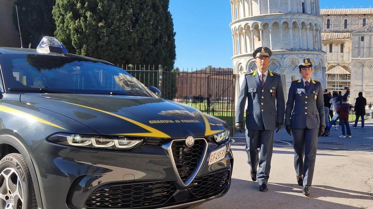 La guardia di finanza sotto la Torre Le fiamme gialle hanno fermato tre guide turistiche straniere abusive La guardia di finanza sotto la Torre Le fiamme gialle hanno fermato tre guide turistiche straniere abusive