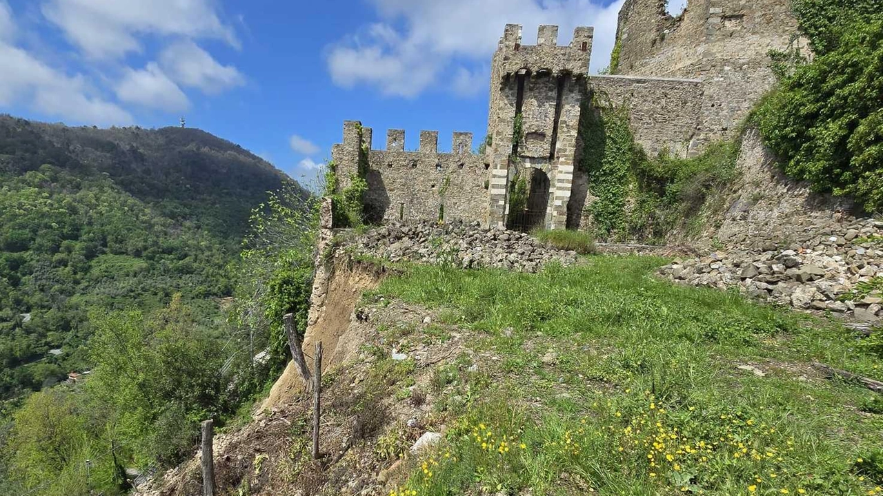 Nei giorni scorsi sopralluogo della Soprintendenza per valutare la situazione. Giovannelli: "A tre mesi dalla frana ancora ferma la messa in sicurezza". Nei giorni scorsi sopralluogo della Soprintendenza per valutare la situazione. Giovannelli: "A tre mesi dalla frana ancora ferma la messa in sicurezza".