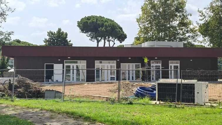 Investimento da 3 milioni di euro che potrà accogliere 300 bambini. Tre sezioni, pavimenti con riscaldamento e impianti all’avanguardia. Investimento da 3 milioni di euro che potrà accogliere 300 bambini. Tre sezioni, pavimenti con riscaldamento e impianti all’avanguardia.