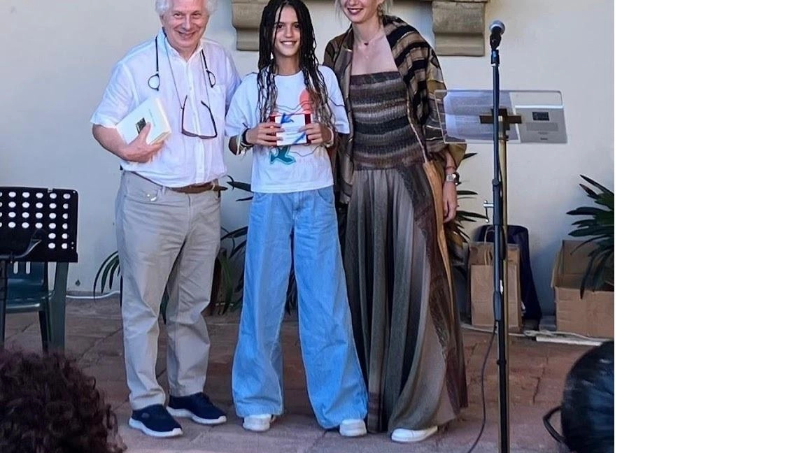 Premio letterario «Il Ponticello», nella foto al centro la giovanissima Gea Targetti di Cantagallo, seconda nella sezione «Germogli», vinta da Clotilde Rossi di Vaiano Premio letterario «Il Ponticello», nella foto al centro la giovanissima Gea Targetti di Cantagallo, seconda nella sezione «Germogli», vinta da Clotilde Rossi di Vaiano