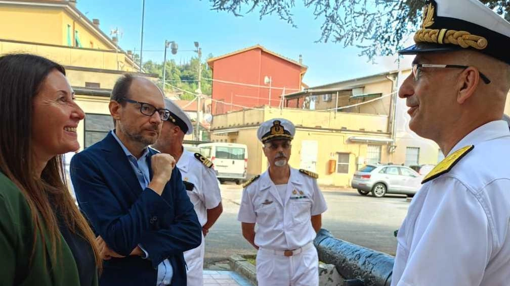 Il deputato Alessandro Amorese elogia il Centro interforze munizionamento avanzato di Aulla come modello di eccellenza nella difesa italiana, sottolineando il potenziamento previsto per il personale e le infrastrutture. La sinergia con l'industria nazionale è vista come strategica per l'occupazione locale. Il deputato Alessandro Amorese elogia il Centro interforze munizionamento avanzato di Aulla come modello di eccellenza nella difesa italiana, sottolineando il potenziamento previsto per il personale e le infrastrutture. La sinergia con l'industria nazionale è vista come strategica per l'occupazione locale.