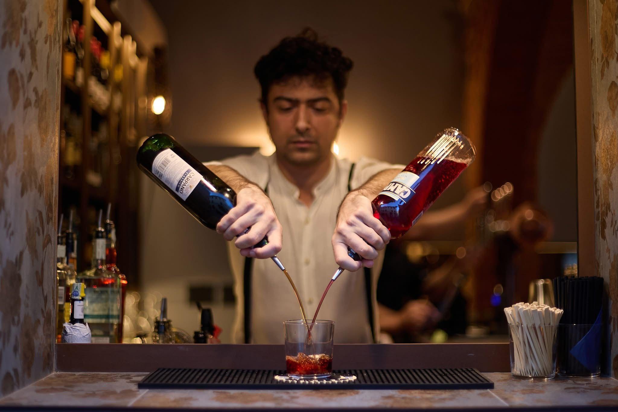 Addio a Gianluca Ghiani, il barman amato da tutti. “Aveva la battuta sempre pronta”