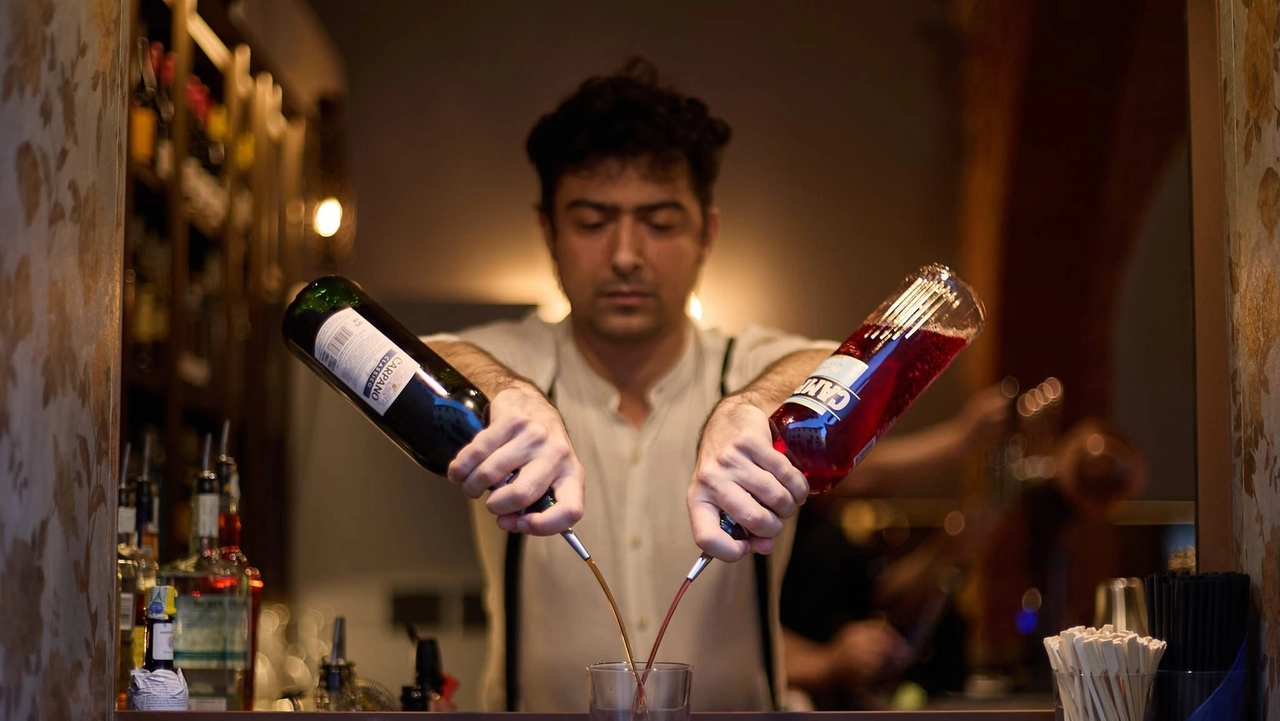 Gianluca Ghiani impegnato a preparare cocktail: un mestiere e una passione Gianluca Ghiani impegnato a preparare cocktail: un mestiere e una passione