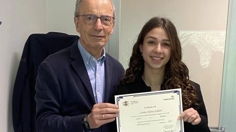 Larisa Elena Soldan riceve la borsa di studio all’estero da Miniconf che da anni, collabora con Intercultura per portare i figli dei dipendenti in giro per il mondo Larisa Elena Soldan riceve la borsa di studio all’estero da Miniconf che da anni, collabora con Intercultura per portare i figli dei dipendenti in giro per il mondo