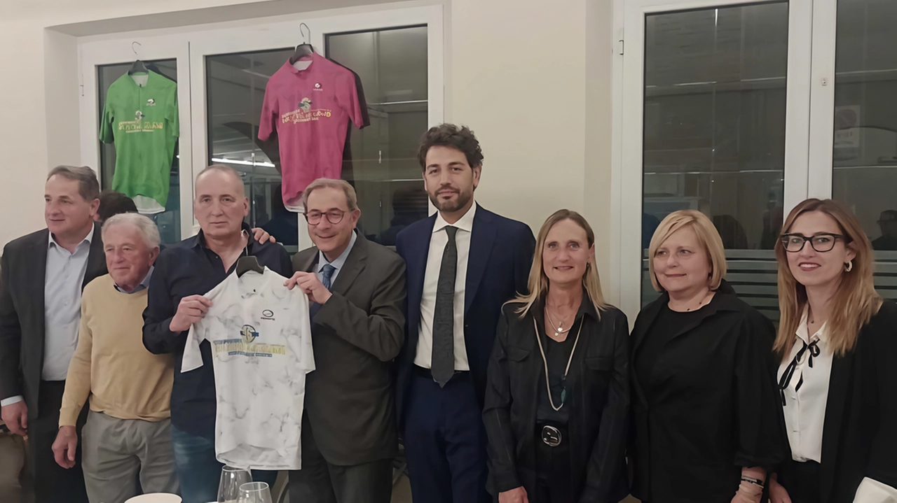 La presentazione del Gran premio internazionale di ciclismo ’Industrie del marmo’ con il prefetto Aprea, il questore Venezia e il deputato Barabotti La presentazione del Gran premio internazionale di ciclismo ’Industrie del marmo’ con il prefetto Aprea, il questore Venezia e il deputato Barabotti