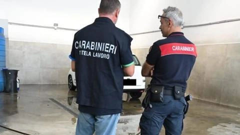 Il Far West degli autolavaggi a mano. Maxi multe e quattro attività sospese