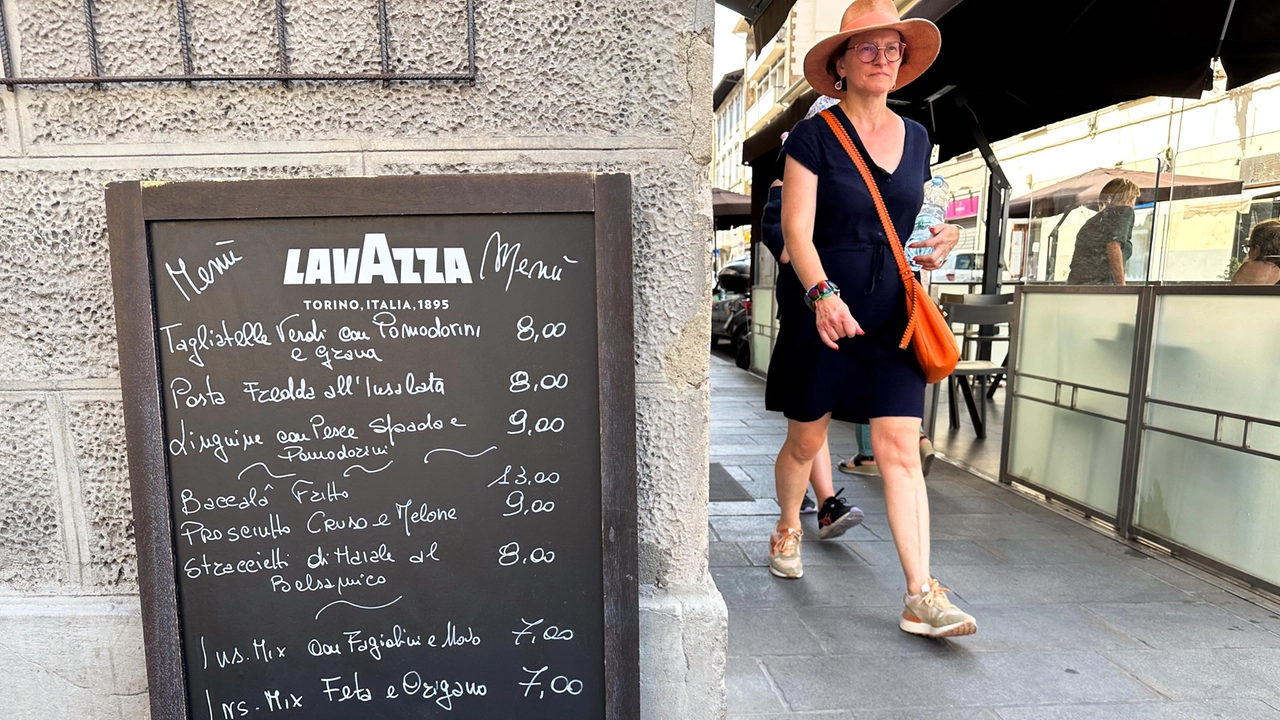 Turisti a Firenze (foto NewPressPhoto) Turisti a Firenze (foto NewPressPhoto)