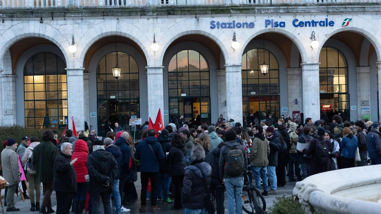 La manifestazione è stata organizzata da varie sigle politiche e sindacali . La manifestazione è stata organizzata da varie sigle politiche e sindacali .